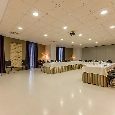 Hotel Yit Vía Sevilla Mairena 4*